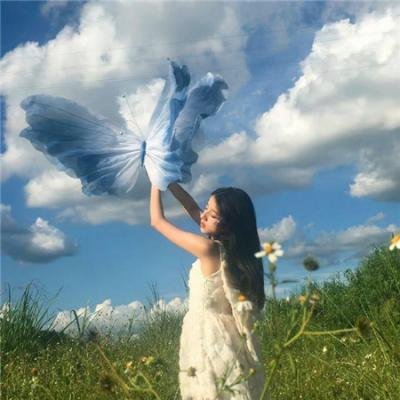 穿黄睡衣的女孩